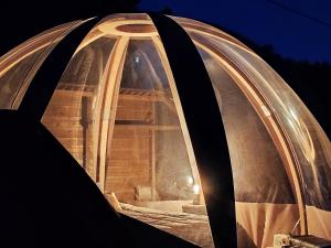 een iglo met een raam in de nacht bij Le Wigwam du Fassac in Saint-Julien-du-Puy