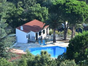 une maison avec une piscine dans la cour dans l'établissement Villa Josephine: Vue magnifique sur mer et montagnes, à Laroque-des-Albères