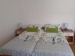 1 dormitorio con 1 cama con 2 almohadas en House Marija island Krk en Punat