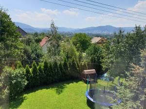 z widokiem na ogród z wanną z hydromasażem w obiekcie Dom na Wzgórzu w Andrychowie