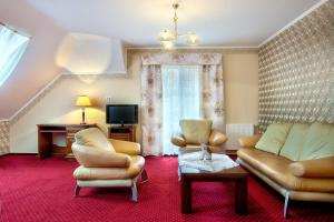 TV a/nebo společenská místnost v ubytování Hotel - Dworek Tryumf
