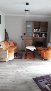 sala de estar con sofá y mesa en Miodowa en Zwierzyniec