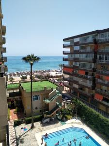 - une vue sur un hôtel avec une piscine et la plage dans l'établissement APARTAMENTO RONDA 4 BOLICHES Primera línea de playa, à Fuengirola