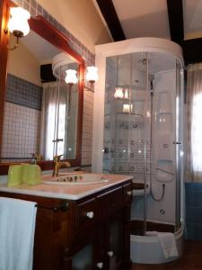 W łazience znajduje się prysznic i umywalka. w obiekcie Sierra Palomera w mieście Camañas