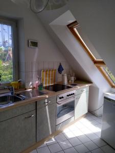 uma cozinha com um lavatório e um fogão em Münsterblick em Bad Doberan