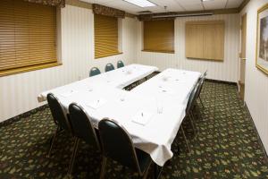 una sala de conferencias con una mesa larga y sillas en Baymont by Wyndham Mishawaka South Bend Area, en Mishawaka