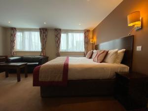 Postel nebo postele na pokoji v ubytování Birmingham Great Barr Hotel