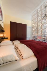 1 dormitorio con 2 camas y almohadas blancas en Radiant Premium Apartments - Fünfhaus, en Viena