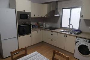 Virtuvė arba virtuvėlė apgyvendinimo įstaigoje Apartamento Lalín Centro ll