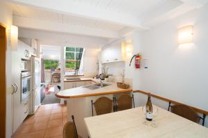 Kuhinja oz. manjša kuhinja v nastanitvi Cranbury Court Apartments