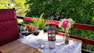 ゴスラーにあるHaus Vier Jahreszeiten am See Vier Jahreszeiten - HS 336のワイングラスと花瓶