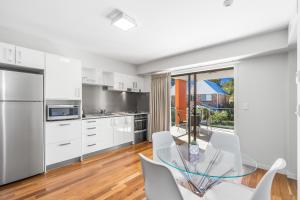 Kuchyň nebo kuchyňský kout v ubytování Essence Apartments Chermside