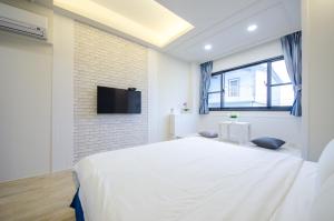 En TV eller et underholdningssystem på 渡小夜電梯民宿 Yilannight B&B