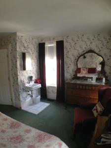 1 dormitorio con lavabo, espejo y cama en Lantana House, en Rockport