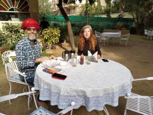un hombre y una mujer sentados en una mesa en Anuraag Villa, en Jaipur