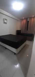 Tempat tidur dalam kamar di Apartamento Enseada LC01