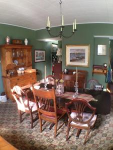 a dining room with a dining table and chairs at Lantana House in Rockport