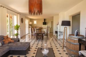 uma sala de estar com um sofá, uma mesa e um barril em maison garrigue piscine hors sol pétanque em Pignan