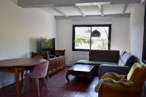 - un salon avec un canapé et une table dans l'établissement Villa 7 chambres avec grande piscine non chauffée à 600 m de la plage, à Royan