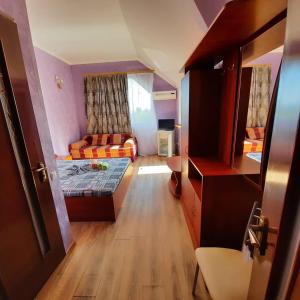 チョロノモスクにあるмини отель "Шевченковский"のベッド1台とソファが備わる小さな客室です。
