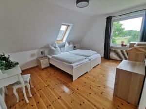 a bedroom with a bed and a window at Moderne Ferienwohnung in ruhiger Lage in Neetze