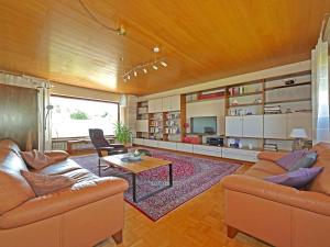 een woonkamer met 2 banken en een tafel bij Ferienwohnung _ Ferienhaus Krebs in Kiel