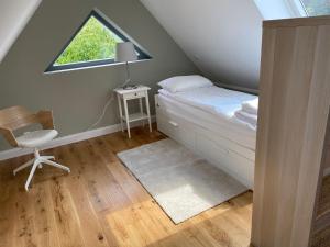 ein kleines Schlafzimmer mit einem Bett und einem Fenster in der Unterkunft Traumblick@ Baltic-Chalets in Kalkhorst