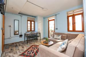 een woonkamer met een bank en een tafel bij No 8 Galata in Istanbul
