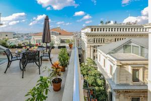 A balcony or terrace at No 8 Galata