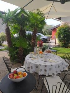 una mesa con un bol de fruta encima en D'Orsaria B&B And Wines, en Premariacco