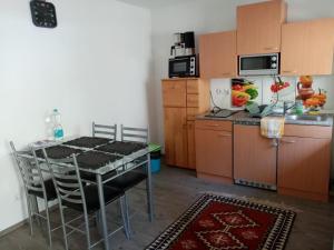 Kuchnia lub aneks kuchenny w obiekcie Ferienwohnung Lion Haus
