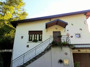 una casa bianca con scala e finestra di Le Girandole a Como