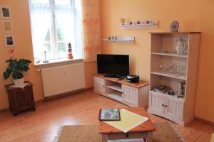 TV a/nebo společenská místnost v ubytování Ferienhaus Am Linden-Brink