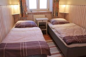 three beds in a small room with a table at Ferienhaus Am Linden-Brink in Klütz