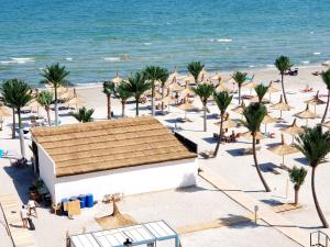 - une vue aérienne sur une plage avec des parasols et l'océan dans l'établissement Seaview studio private parking included - Beach Residence, à Mamaia Nord – Năvodari