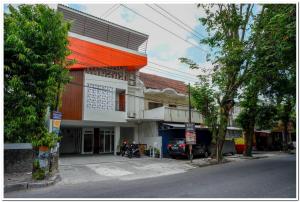 budynek z pomarańczowym dachem na ulicy w obiekcie RedDoorz near Sleman City Hall 2 w mieście Yogyakarta