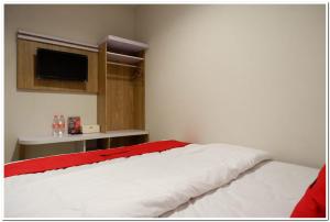 Łóżko lub łóżka w pokoju w obiekcie RedDoorz near Sleman City Hall 2