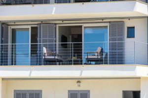 Ein Balkon oder eine Terrasse in der Unterkunft BLAU Apartamento en Cala Galiota con vistas al mar