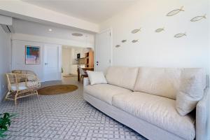 Ein Sitzbereich in der Unterkunft BLAU Apartamento en Cala Galiota con vistas al mar