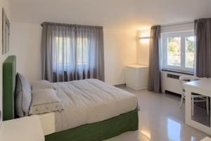 マッサ・ルブレンセにあるカーサコラルッソのベッドルーム1室(ベッド1台、テーブル、窓付)