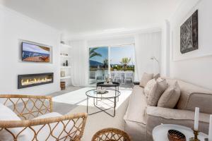 salon z kanapą i kominkiem w obiekcie Bella Vista Puerto Banus apartment with sea views w Marbelli