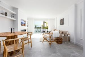 biały salon ze stołem i krzesłami w obiekcie Bella Vista Puerto Banus apartment with sea views w Marbelli
