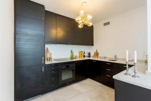Kuchnia lub aneks kuchenny w obiekcie Bella Vista Puerto Banus apartment with sea views