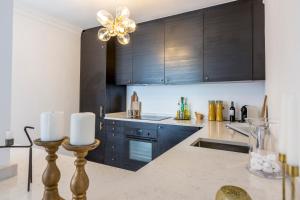 Kuchnia lub aneks kuchenny w obiekcie Bella Vista Puerto Banus apartment with sea views