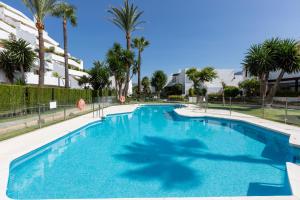Basen w obiekcie Bella Vista Puerto Banus apartment with sea views lub w pobliżu