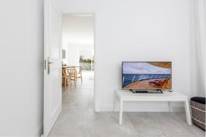 Telewizja i/lub zestaw kina domowego w obiekcie Bella Vista Puerto Banus apartment with sea views