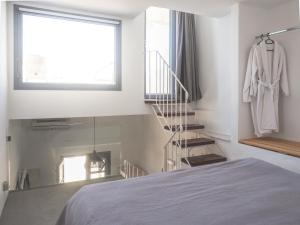 Ένα ή περισσότερα κρεβάτια σε δωμάτιο στο Iliada Suites