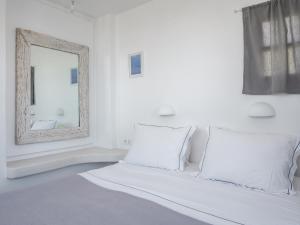 Ένα ή περισσότερα κρεβάτια σε δωμάτιο στο Iliada Suites