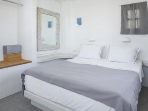 Ένα ή περισσότερα κρεβάτια σε δωμάτιο στο Iliada Suites