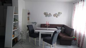 uma sala de estar com uma mesa e um sofá em Ferienwohnung Am Stadtpark em Suhl